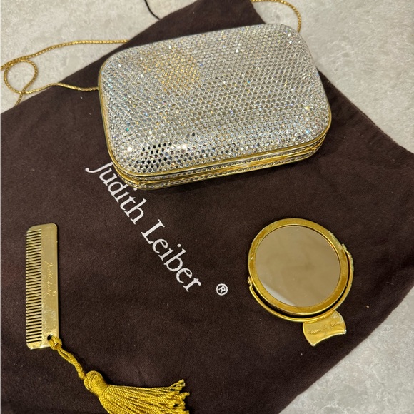 Judith Leiber cocktail bag with gold chain. Bag is in mint condition. Comb too - Picture 2 of 4